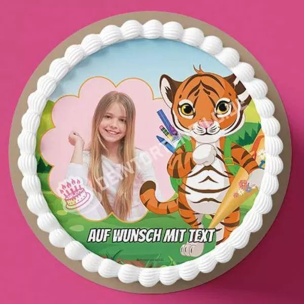 Fotomotiv: Einschulung - Tiger - Hochwertige und individuelle Tortenaufleger für jeden Anlass
Tortenaufleger Fotomotiv Einschulung Tiger 20cm Kreis
Unser Tortenaufleger mit dem Motiv "Einschulung T - Tortenbild - DeintortenbildEinschulung - Tiger