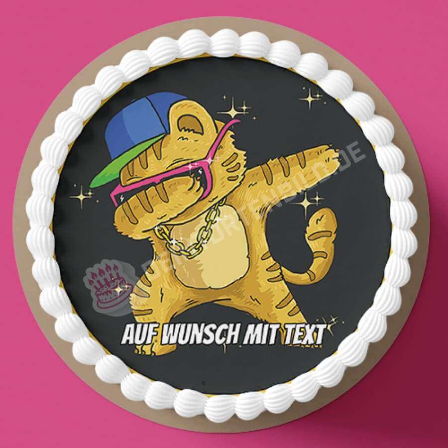 Motiv: Coole Katze Dab - Hochwertige und individuelle Tortenaufleger für jeden Anlass
Tortenaufleger Coole Katze Dab in 20cm Kreis 
Unsere Tortenaufleger sind ein ideales Geschenk für besond - Tortenbild - DeintortenbildCoole Katze Dab